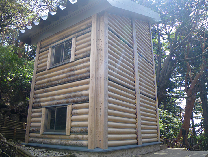 高冢小屋的照片。容纳人数：20人。它具有原木屋的外观，是一栋三层钢架结构建筑。