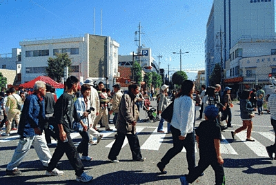 道路はたくさんの歩行者で賑わっています。