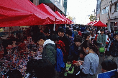 赤い屋根を張った出店が多数あり、人で賑わっています。