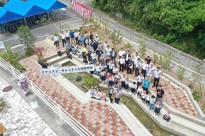 きゅらさん公園での上空からの集合写真。緑と水路が素敵な写真です。