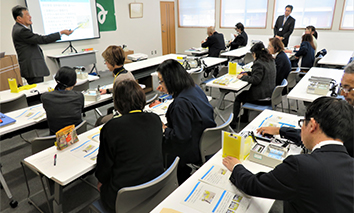 要望に応じ、相談員や市町村職員等への研修を実施しているイメージ写真。