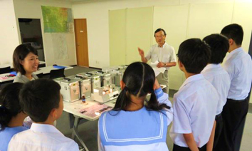 相談員や市町村の依頼により、支援センターの専門家が現地測定を行っているイメージ写真。