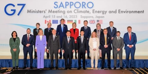 Group photo: representatives of the G7 member countries