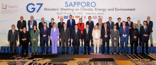 G7札幌 招待国を含む国集合写真