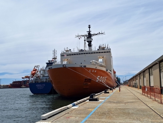 フリーマントルの港に停泊したしらせ