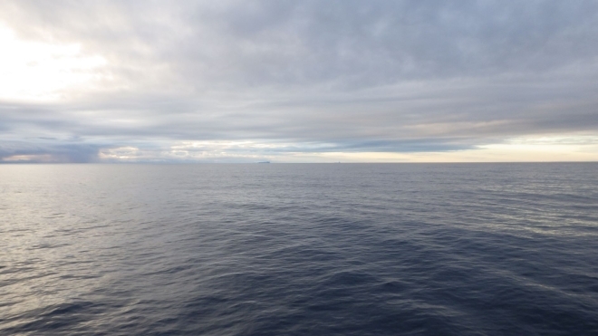 大海原に浮かぶ氷山と夕焼け