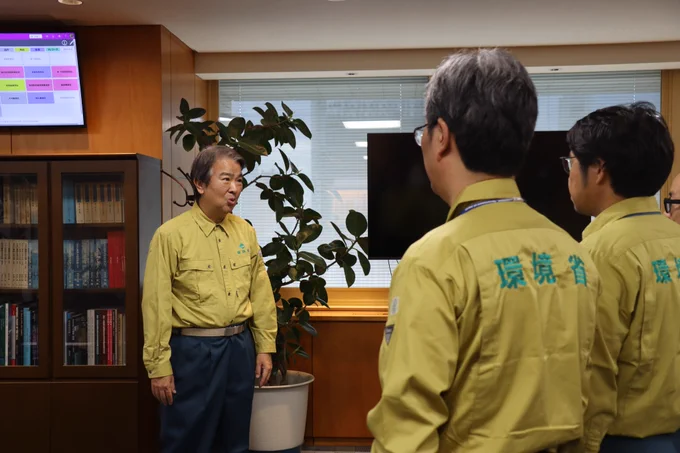 石原大臣が職員に派遣を命じている様子