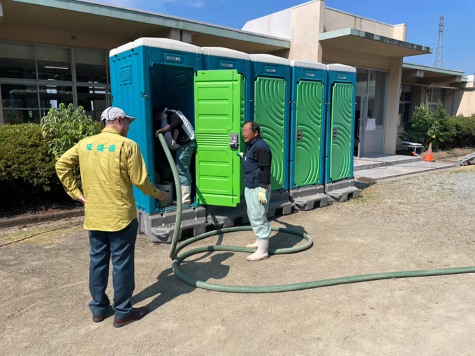 仮設トイレの汲み取りをしている様子