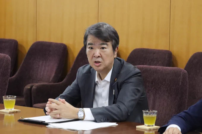 発言する大臣の様子