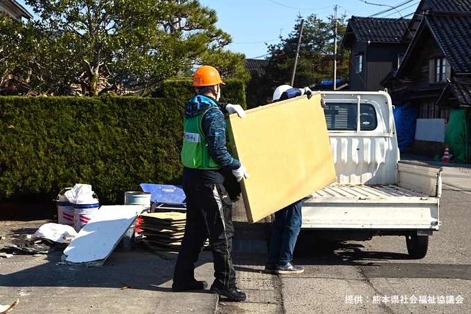 作業するボランティアの方の様子　写真提供熊本県社会福祉協議会