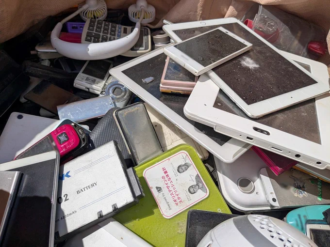 仮置き場にて廃棄されるリチウムイオン電池使用の物品