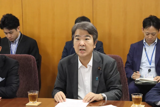 発言する大臣の様子