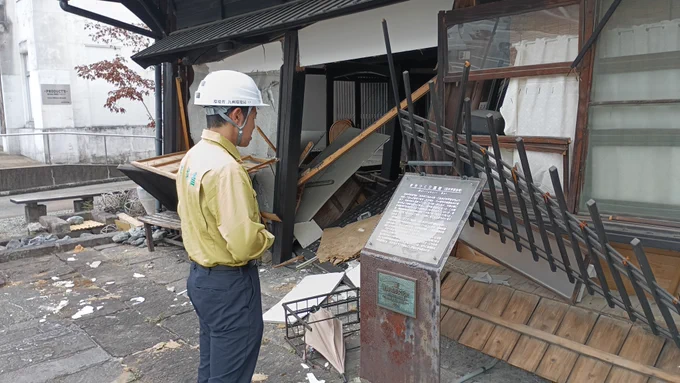 緊急公費解体の状況を確認する辻󠄀副大臣