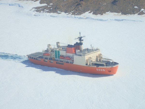 氷海を砕氷しながら進むしらせ（昭和基地沖合）