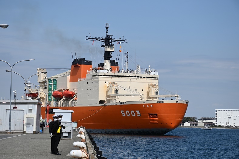 横須賀に入港する南極観測船しらせ（国立極地研究所提供）