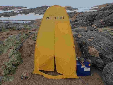 ペールトイレ用のテント。テントの中にペールトイレを入れて使う。