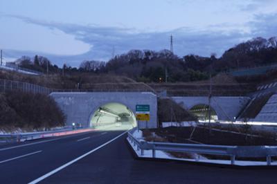 写真：中央道トンネル外観