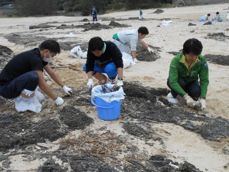 油状物の回収作業の様子