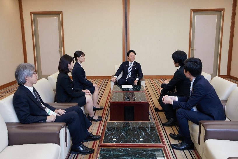 小泉環境大臣と面談する日本ユース代表1