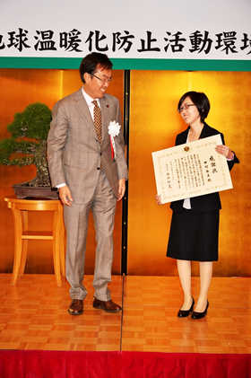 石原環境大臣よりロゴ作成者の中村由美さんへ感謝状授与の写真