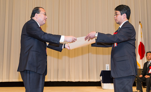 福山守　環境大臣政務官による表彰状授与の写真