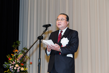 祝辞を読む福山守環境大臣政務官の写真