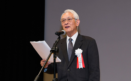閉会の挨拶をする小林悦夫選考委員会副委員長の写真