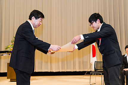 平口洋　環境副大臣より表彰状を授与する写真