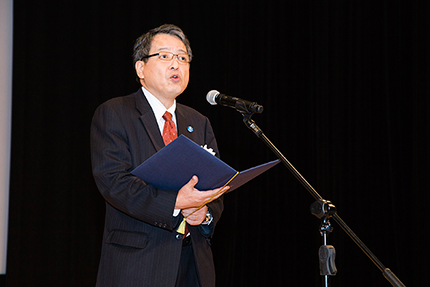 梶原成元　地球環境局長が開会の挨拶をする写真