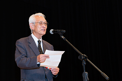 小林悦夫　選考委員会副委員長が閉会の挨拶をする写真