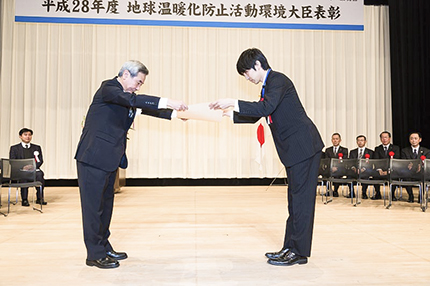 鎌形浩史　地球環境局長より表彰状を授与する写真