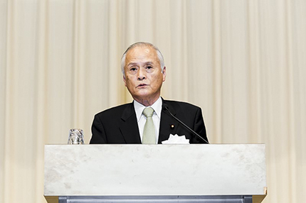 祝辞を読む山本公一　環境大臣の写真