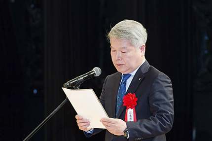 受賞者代表　日本赤十字社が謝辞を述べる写真