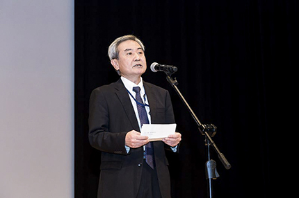 鎌形浩史　地球環境局長が開会の挨拶をする写真