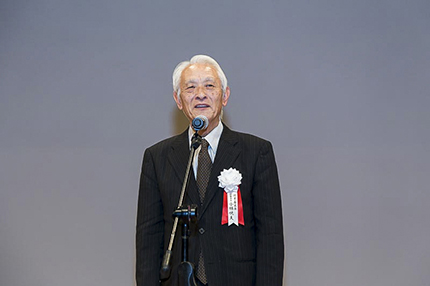 小林悦夫　選考委員会副委員長が閉会の挨拶をする写真
