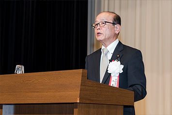 祝辞を読む八木哲也環境大臣政務官の写真