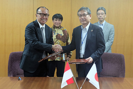 Second person from right: Mr. Yasuo Takahashi (MOEJ) First person from left: Mr. Arifin Rudiyanto (BAPPENAS) in the signing ceremony of the LoI