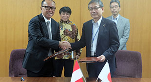 日本・インドネシア協力に関する意向書の署名式、および二国間政策対話を実施しました。