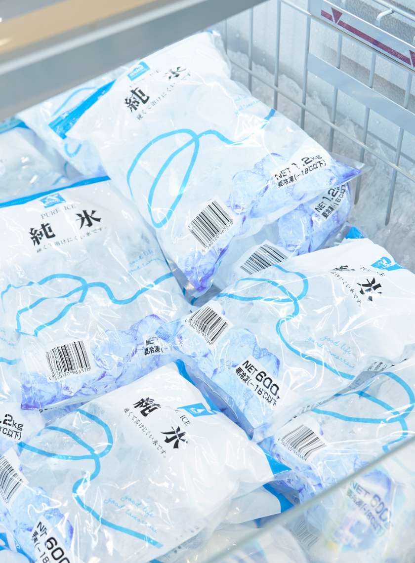 販売中の冷凍ケース内の氷