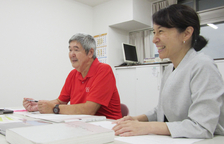 社会福祉法人五常会　向氏と株式会社空建築事務所　盈氏の写真