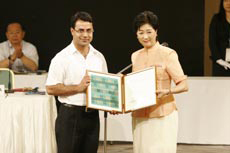 Minister Koike presents an award for Particuller Excellence to Mr. Saroj Nepal (Nepal)