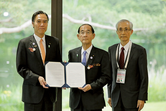 photo: Handing over the Nagano Declaration to the Environment Minister
(left) ABE Shuichi, Governor, Nagano Prefecture
(center) HARADA Yoshiaki, Minister of the Environment
(right) HAMANAKA Hironori, Chair, ICLEI Japan