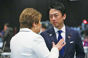 Photo: Minister Koizumi discussed with Executive Secretary of the Secretariat of UNFCCC, Ms. Patricia Espinosa (Photo by IISD/ENB | Kiara Worth)