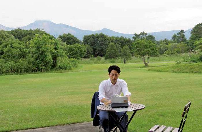 photo: Minister Koizumi setting a workation example (Bandai-Asahi National Park)