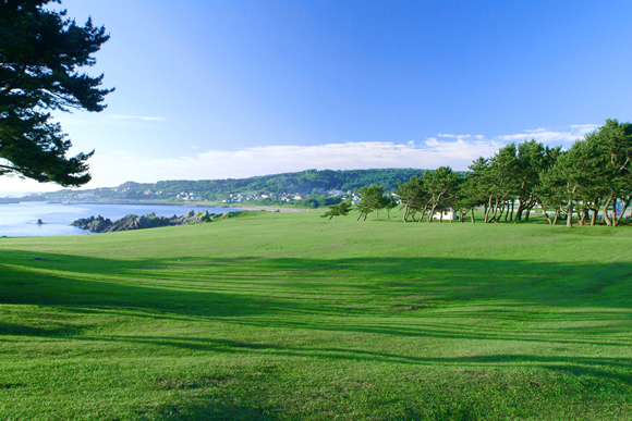 Natural lawn down towards the Tanesashi coastline (Hachinohe, Aomori Prefecture)