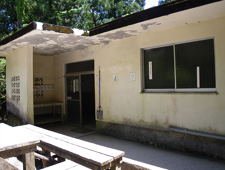 The Shiratani Hut. Capacity of 40 people. Construction is of reinforced concrete with white walls. The accommodation floor is divided into two levels.