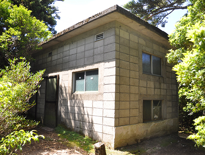 The Ishizuka Hut. Capacity of 14 people. The block structure is divided into two accommodation floors.