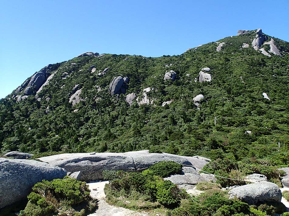 Nageishidaira. Nageishidaira is an open area ideal for a rest on the exposed boulders. The boulders are famous as a site for views of the nearby Mt. Kuromi and the ocean.