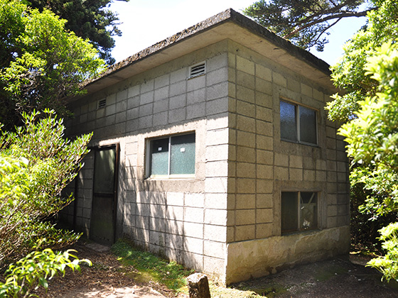 The Ishizuka Hut. The hut has a capacity of 14 people. The block structure is divided into two accommodation floors.