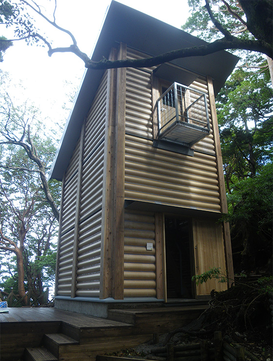 The Takatsuka Hut. An emergency shelter built in the style of a log cabin. Large enough to accommodate approximately 20 people.